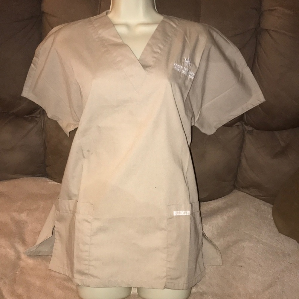 Cherokee small tan scrub top Kaiser permanente 💕